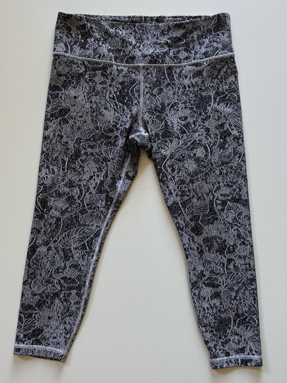 Athleta Elation Graffiti 7/8 Tight Leggings Womens Large Petite Floral Black